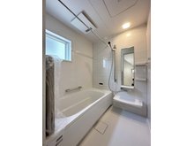 東霞町 2580万円 浴室乾燥機気の付き1坪タイプの浴室☆ ユニットバスは、気密性にも優れています。そのため、冬場でもお湯が冷めにくく、暖かい空間を維持することができます。