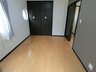阿戸町 1980万円 洋室 洋室6帖クロスはホワイト&グレーな仕様 全居室に収納を完備した暮らしやすい間取り。クローゼットを有効活用すれば、生活空間をより上質なものにしてくれますね♪ バルコニー側目線～