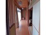 大字上右田田ノ口 980万円 縁側・廊下が二間続きの和室を囲みます。