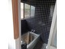 大字上右田田ノ口 980万円 黒色タイル壁が印象的。ステンレス浴槽の浴室です。