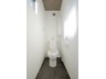 可部東４（可部駅） 3180万円 トイレ。天井のアクセントクロス、ブラックの床で落ち着く雰囲気に。