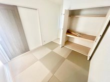 福田６ 3080万円 リビング横4.5帖の和室はお掃除のしやすい縁なしの畳です♪