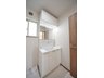 己斐上５ 3580万円 清潔感あふれる白を基調としたシャワー付洗面台と洗面室。収納棚もある余裕のスペース。窓もあり明るく通気も良いです。