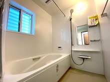 地御前３（地御前駅） 3495万円 ゆったりとした浴室。暖房、乾燥、涼風、換気機能付きで、雨の日の洗濯物もよく乾きます。
