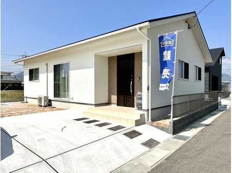 大字伊佐江 2680万円 3LDKの新築平屋です、駐車場スペースも3台分あります。