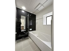 可部東３（可部駅） 1180万円 浴室乾燥機気付き1坪タイプの浴室☆ ユニットバスは、気密性にも優れています。そのため、冬場でもお湯が冷めにくく、暖かい空間を維持することができます。