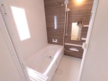 松永町（松永駅） 2630万円 窓付き浴室は追い焚き機能、浴室乾燥機付き。