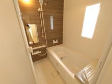 松永町（松永駅） 2380万円 窓のある浴室、追い焚き機能、浴室乾燥機付き。