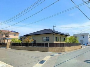 大字高井　平家美邸 外構フェンスが低く圧迫感の無い平家敷地