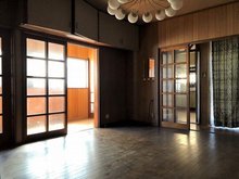 桑南２ 1050万円 昭和レトロな照明のある広々とした洋室