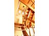 花園７（崇城大学前駅） 1680万円 ☆玄関横の階段☆ 木の自然な風合いが柔らかい雰囲気を演出♪ 照明の木製カバーもこだわりを感じさせてくれます♪