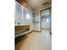 沼本町４（下曽根駅） 3360万円 シャワー付き洗面台、収納のある洗面室