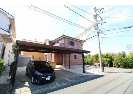 須屋（黒石駅） 2766万円 カーポートの下に車２台を余裕をもって駐車できます。前面道路も広くいので毎日の出し入れが楽です。
