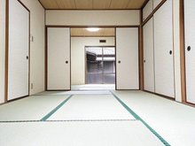 日の里９（東郷駅） 1680万円 襖を開ければ約10帖の広々和室となります