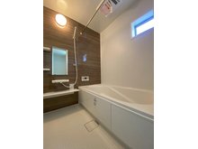 城山２ 3198万円 令和6年1月撮影 浴室暖房乾燥機付のシステムバスルームです。灰や雨が降っても洗濯物が干せます。