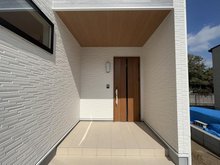 上曽根３ 2980万円 玄関ドアはダブルロックで安心。