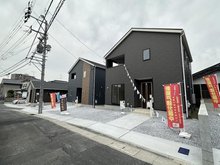 沼本町４ 2199万円 並列で４台停められる駐車スペース