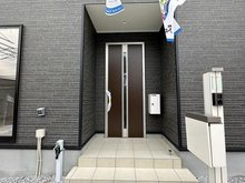 沼本町４ 2199万円 玄関ドアはダブルロックで安心。便利なカードキーにも対応しています。宅配ボックス付き！