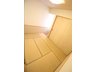 大字下横田 2080万円 玄関横にある和室は来客の寝室スペースにも最適。こたつを置いて居間として使ったり、布団を敷いて寝室として使ったりすることができます。