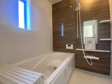 吉野町 2399万円 令和5年10月撮影 浴室暖房乾燥機付のシステムバスルーム。 エコベンチ浴槽なので半身浴も楽しめ、また節水にも効果的。