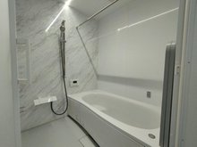 玉里団地２ 2780万円 令和6年1月撮影 浴室暖房乾燥機付のシステムバスルーム。 浴室内で洗濯物を干したり、寒いときは暖房をつけたりと多種多様です。