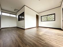 筑紫野市大字原 戸建 約11畳の2階洋室です！大容量の屋根裏収納もついており使い勝手の良い居室です♪