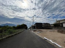 東坂元１ 780万円 前面道路は幅が広く、目の前には建物もないので開放感があります。