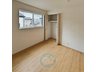 和田３（大橋駅） 3495万円 【洋室5帖】 腰高窓は木製ブラインドで素敵にアレンジ！ 全居室に収納がございますので、お部屋をスッキリ広々お使いいただけます♪