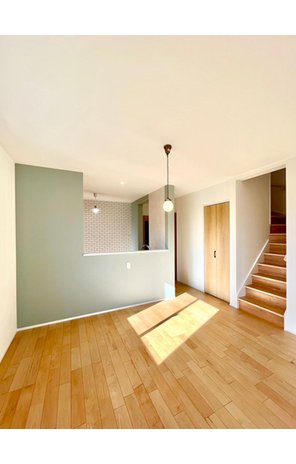 ガーデンヒルズ筑紫16　【一戸建て】 2号地：アクセントクロスが魅力的なダイニング。床材も優しい色合いで淡いクロスの色と合います。お好みの照明を組み合わせてみてください。