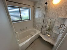 草牟田１ 2500万円 白基調の明るい浴室です。