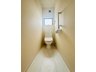 大字尾倉 2599万円 ウォシュレット付きトイレを設置。渦を巻くような「トルネード洗浄」で便器の中をぐるりとしっかり、少ない水で効率良く洗います。