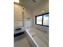 西伊敷６ 2580万円 令和6年1月撮影 浴室内で洗濯物が干せる浴室暖房乾燥機付のシステムバスルームです。 エコベンチ浴槽なので半身浴を楽しんだり、節水にも効果的です(*´▽｀*)