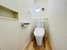 高江３（筑豊香月駅） 1999万円 ウォシュレット付きトイレを設置。渦を巻くような「トルネード洗浄」で便器の中をぐるりとしっかり、少ない水で効率良く洗います。