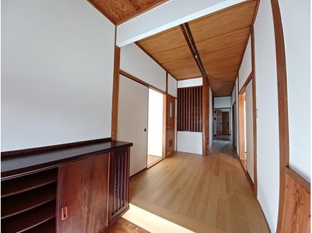大字栄田（大堰駅） 898万円 リフォーム済みの室内。玄関から良い雰囲気です。