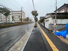 武岡２ 3230万円 綺麗に舗装された歩道があり近所のお散歩や徒歩でのお買い物も安心です。