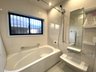 西伊敷６ 2390万円 令和5年10月撮影 浴室暖房乾燥機を兼ね揃えたバスルーム。エコベンチ浴槽なので半身浴を楽しんだり、また節水効果もあります(*^▽^*)
