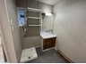 西伊敷６ 2580万円 令和6年1月撮影 三面鏡のあるシャワー付洗面化粧台です。 可動棚もあり、タオルや日用品を置くスペースがあります(*^^*)♪