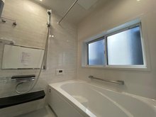 西伊敷６ 2580万円 令和6年1月撮影 浴室暖房乾燥機付のシステムバスルームです。エコベンチ浴槽なので半身浴を楽しんだり、節水にも効果的です。