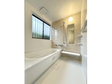 福津市光陽台６丁目 戸建 浴室には窓があり換気もばっちりです！1日の疲れをしっかりと癒すことができる空間です♪