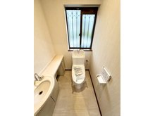 福津市光陽台６丁目 戸建 トイレはクロス張替え、CF張替え、便座交換を行っています！手洗場もついており大変便利です♪