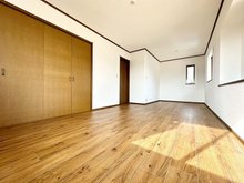 福津市光陽台６丁目 戸建 約11畳の2階洋室です！採光の取れたとても明るい室内となっており、収納もしっかりとあります♪