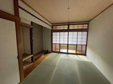宅間田（西牟田駅） 1298万円 約6帖の玄関より奥の和室です 広縁付きの和室で落ち着く空間となっております