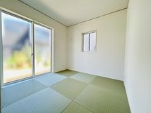 田中町２（南大分駅） 3299万円 ４．５帖の洋風和室はお子様のプレイルームや急な来客にも役立ちます。 縁なしの畳を市松状に敷き詰め、現代風の空間に仕上げています。
