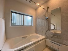 西伊敷７ 2290万円 令和6年4月撮影 浴室暖房乾燥機付のシステムバスルーム。エコベンチ浴槽で半身浴を楽しんだり、節水にも効果的です。