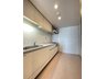 ザ・熊本タワー カウンターキッチンではありませんが、その分、上段の収納もついており便利なキッチンです。もちろん、背面のスペースもありますので、食器棚を別に置くことも可能です！