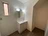 吉野町 2048万円 令和6年2月撮影 三面鏡の洗面化粧台のある洗面脱衣所です。階段下のスペースを上手く利用して、収納スペースとしてもおすすめです。