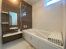 吉野町 2048万円 令和6年2月撮影 浴室暖房乾燥機付のシステムバスルーム。 洗濯物を干したり、浴室内を暖めたり、多種多様(*´▽｀*) お手入れもしやすい浴室です。