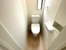 西伊敷４ 2199万円 令和6年2月撮影 2階も温水洗浄便座トイレです。 1階に降りなくても良いのは助かりますね。