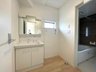 西伊敷４ 2199万円 令和6年2月撮影 三面鏡洗面台のある洗面所です。 シャワー付なので隅々までお掃除できます。