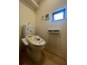 大字感田（遠賀野駅） 2380万円 1階、２階どちらにも節水省エネ仕様のシャワートイレを採用しています。バリアフリーに配慮して便座から立ち上がりやすくする手すり、また棚やタオル掛けも設けています。